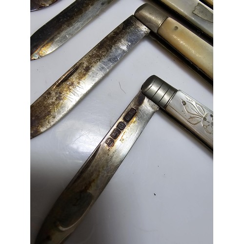 269 - A collection of 4x folding fruit knives all with hallmarked silver blades and all with mother of pea... 