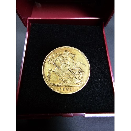 296 - A full gold sovereign dated 1895 in very good condition and boxed. Weight of 7.99g.