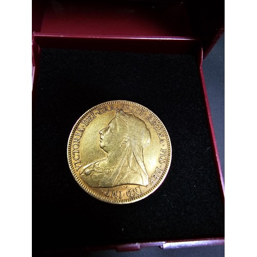 296 - A full gold sovereign dated 1895 in very good condition and boxed. Weight of 7.99g.