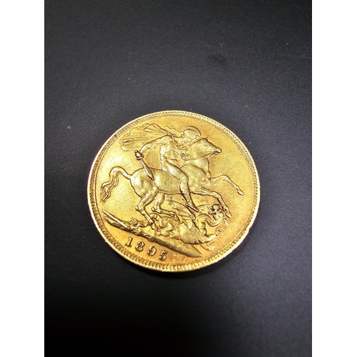 296 - A full gold sovereign dated 1895 in very good condition and boxed. Weight of 7.99g.