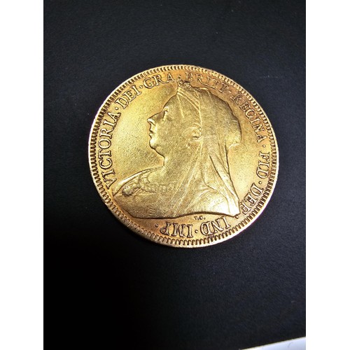 296 - A full gold sovereign dated 1895 in very good condition and boxed. Weight of 7.99g.