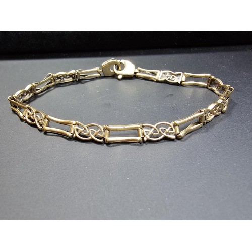 298 - A hallmarked 9ct yellow gold vintage bracelet, 1 link is slight AF (see photos). Length of 7.5