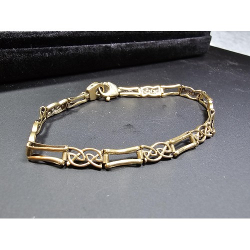 298 - A hallmarked 9ct yellow gold vintage bracelet, 1 link is slight AF (see photos). Length of 7.5