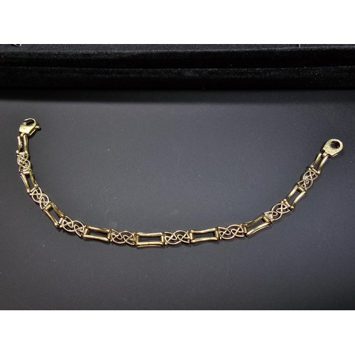 298 - A hallmarked 9ct yellow gold vintage bracelet, 1 link is slight AF (see photos). Length of 7.5