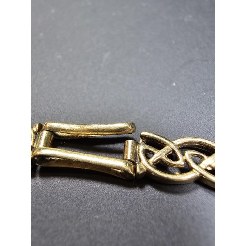 298 - A hallmarked 9ct yellow gold vintage bracelet, 1 link is slight AF (see photos). Length of 7.5