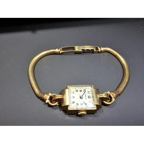 299 - A good quality vintage hallmarked 9ct yellow gold ladies wristwatch by Baume, the case and the strap... 