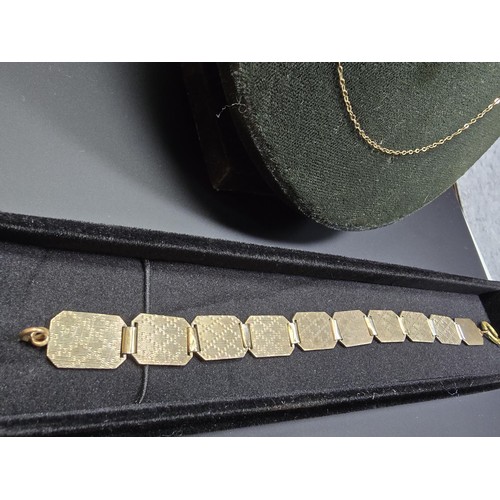 302 - A 9ct yellow gold neck chain along with a 9ct gold and silver panel bracelet and 2 pairs of cuff-lin... 