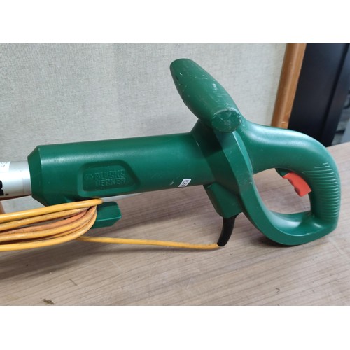 444 - B&D corded electric strimmer telescopic with guard