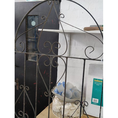 454 - A large good quality wrought iron garden gate. stands at 189cm high, 89cm wide