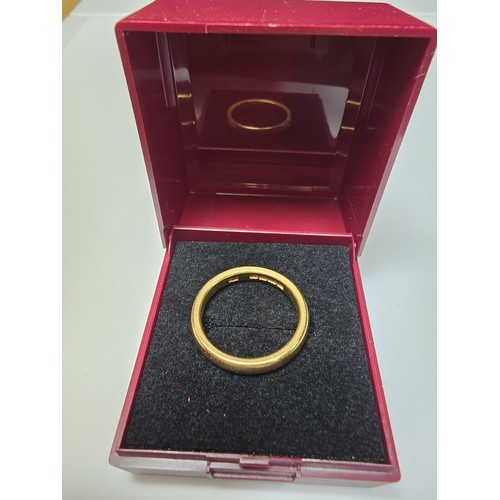 308 - A chunky hallmarked 22ct yellow gold plain wedding band ring in excellent clean condition and boxed.... 