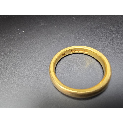 308 - A chunky hallmarked 22ct yellow gold plain wedding band ring in excellent clean condition and boxed.... 