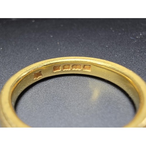 308 - A chunky hallmarked 22ct yellow gold plain wedding band ring in excellent clean condition and boxed.... 