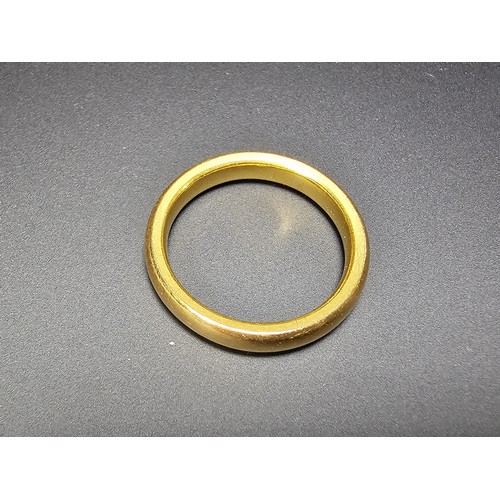 308 - A chunky hallmarked 22ct yellow gold plain wedding band ring in excellent clean condition and boxed.... 