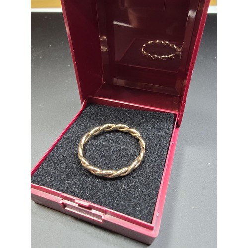 315 - A hallmarked 9ct yellow gold ring with a rope twist design. In excellent clean condition, weight 2.0... 