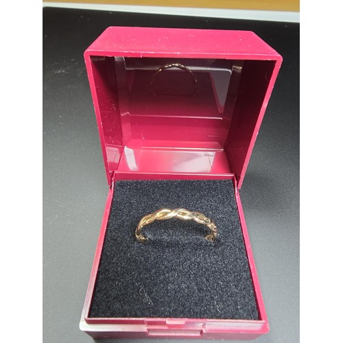 315 - A hallmarked 9ct yellow gold ring with a rope twist design. In excellent clean condition, weight 2.0... 