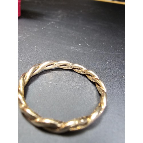 315 - A hallmarked 9ct yellow gold ring with a rope twist design. In excellent clean condition, weight 2.0... 