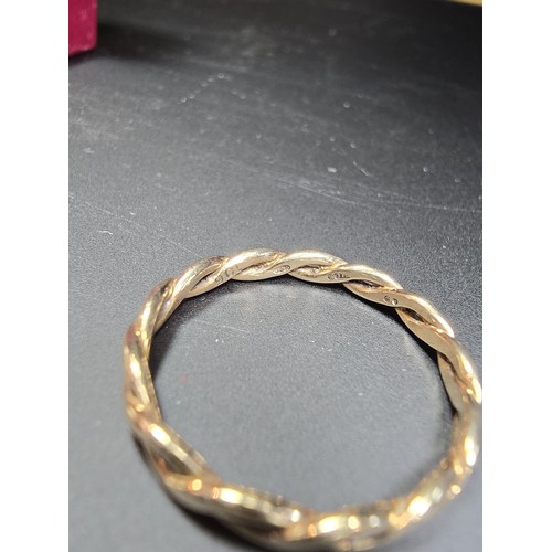 315 - A hallmarked 9ct yellow gold ring with a rope twist design. In excellent clean condition, weight 2.0... 