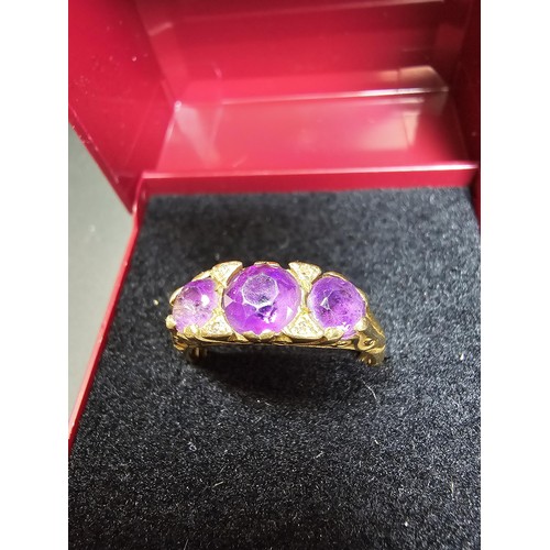 316 - A hallmarked 9ct yellow gold 3 stone ring inset with 3 faceted amethyst stones, in good clean condit... 