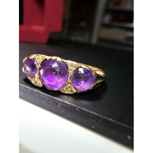 316 - A hallmarked 9ct yellow gold 3 stone ring inset with 3 faceted amethyst stones, in good clean condit... 