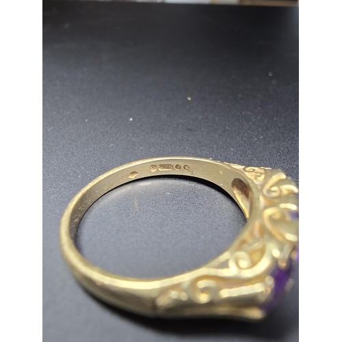 316 - A hallmarked 9ct yellow gold 3 stone ring inset with 3 faceted amethyst stones, in good clean condit... 