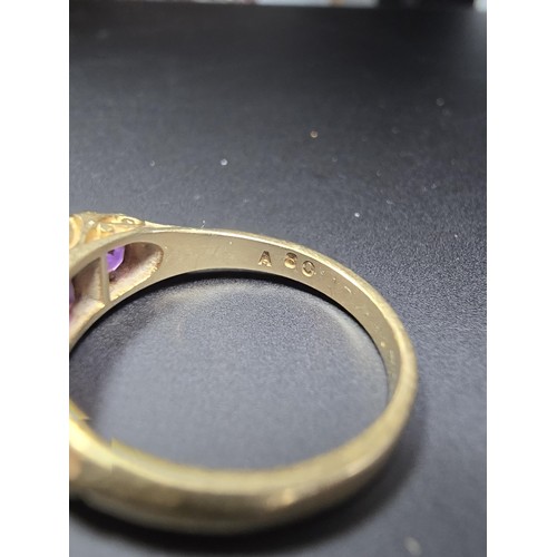 316 - A hallmarked 9ct yellow gold 3 stone ring inset with 3 faceted amethyst stones, in good clean condit... 