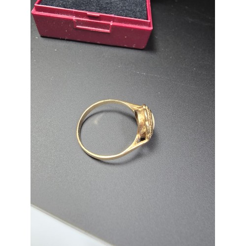 319 - A hallmarked 9ct yellow gold cameo ring in excellent clean condition, boxed. Weight of 1.51g, size J... 