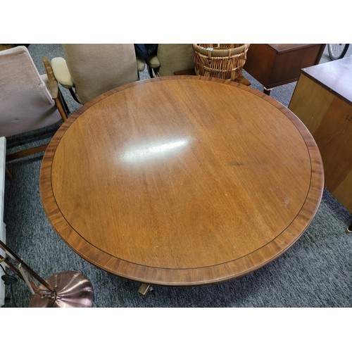 520 - Round Edwardian tilting top mahogany dining table with fine inlay to out rim, on for legs with brass... 