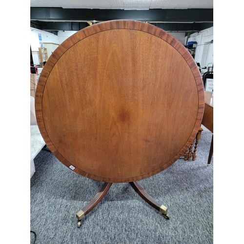 520 - Round Edwardian tilting top mahogany dining table with fine inlay to out rim, on for legs with brass... 