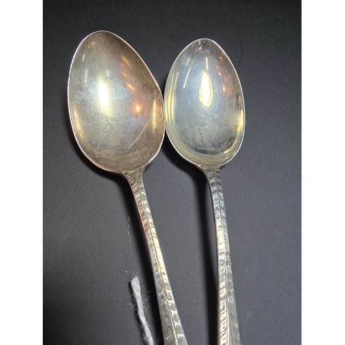 276 - A pair of hallmarked silver teaspoons hallmarked for Sheffield 1911, in good condition, the teaspoon... 