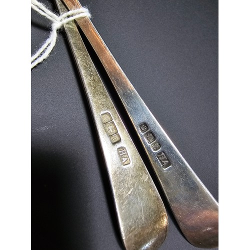 276 - A pair of hallmarked silver teaspoons hallmarked for Sheffield 1911, in good condition, the teaspoon... 