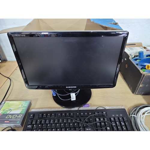 449 - Samsung S19A10N monitor with keyboard, cables inc scart leads, speakers etc all in good order