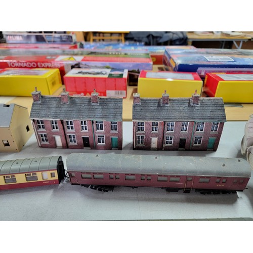 75 - A box containing a quantity of model train items including carriages, wagons, buildings, platforms, ... 