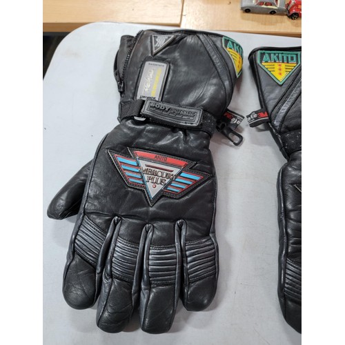 90 - A collection of motorcycle garments including knee pads, 2x pairs of gloves, biker jeans, helmet, et... 