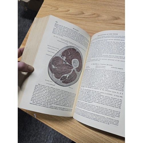 7 - 2x medical reference books to include Gray's Anatomy and emergency surgery by Hamilton Bailey contai... 