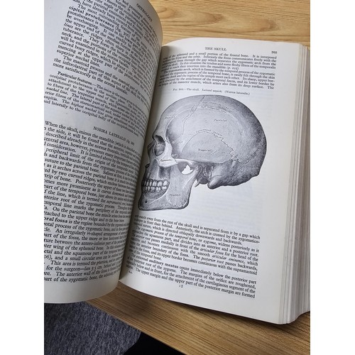 7 - 2x medical reference books to include Gray's Anatomy and emergency surgery by Hamilton Bailey contai... 