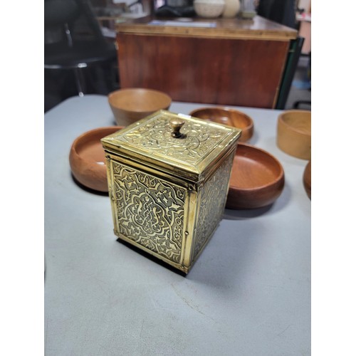 127 - 6x wooden handmade bowls in various sizes along with a brass embossed lidded tea caddy, lead lined. ... 