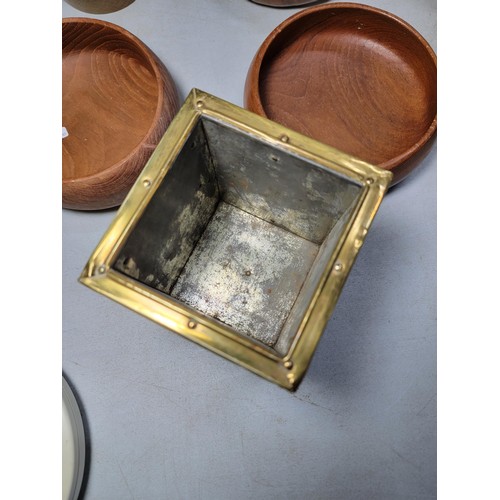 127 - 6x wooden handmade bowls in various sizes along with a brass embossed lidded tea caddy, lead lined. ... 