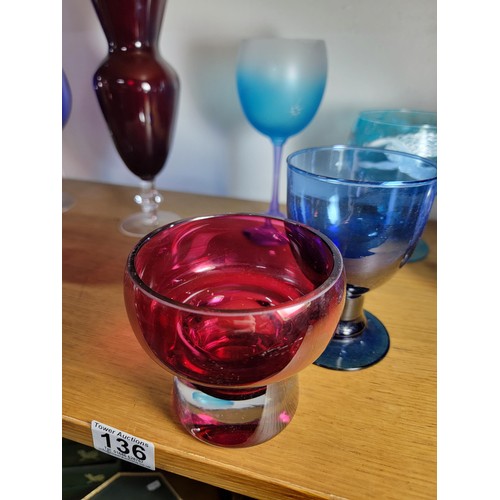 136 - Collection of 8x glass items inc a cranberry glass air buuble vase, tall ruby coloured vase, hand de... 