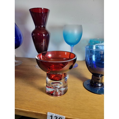 136 - Collection of 8x glass items inc a cranberry glass air buuble vase, tall ruby coloured vase, hand de... 