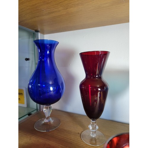 136 - Collection of 8x glass items inc a cranberry glass air buuble vase, tall ruby coloured vase, hand de... 