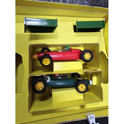 40 - A vintage 1960's Scalextric set 31 by Triang, appears to have had very little use, cars are in excel... 