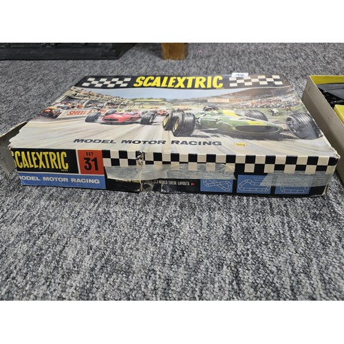 40 - A vintage 1960's Scalextric set 31 by Triang, appears to have had very little use, cars are in excel... 