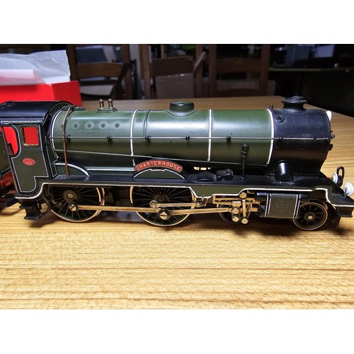 51 - A Hornby R2742 Schools class 4-4-0 southern locomotive and tender Charterhouse no 903, painted drive... 