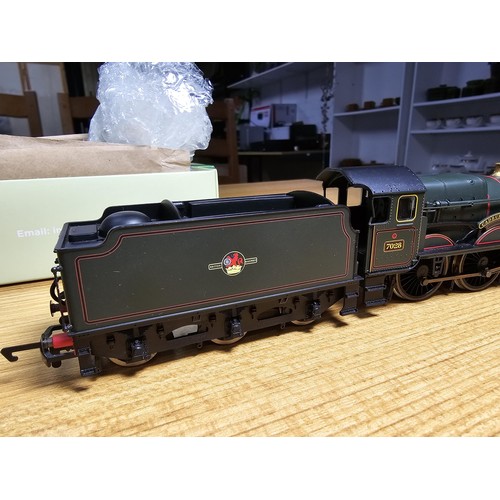 52 - A Hornby R1048 4-6-0 BR loco and tender Cadbury Castle no 7028, spring loaded buffers, vacuum pipes,... 