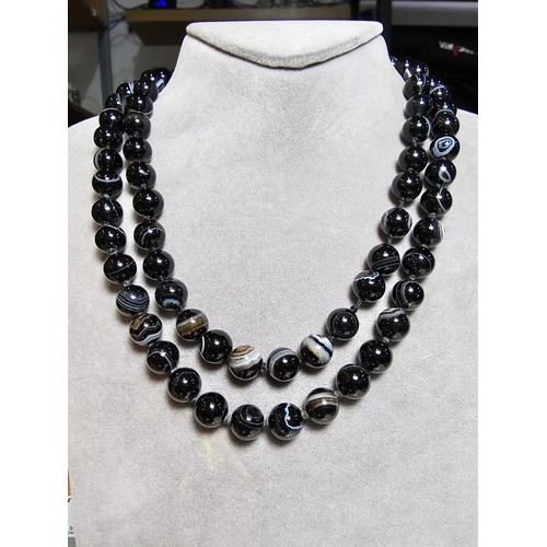 176 - A small quantity of good quality costume jewellery to include a good long banded agate beaded neckla... 