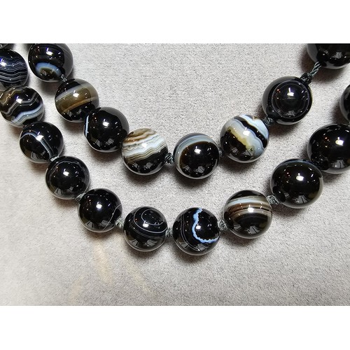 176 - A small quantity of good quality costume jewellery to include a good long banded agate beaded neckla... 