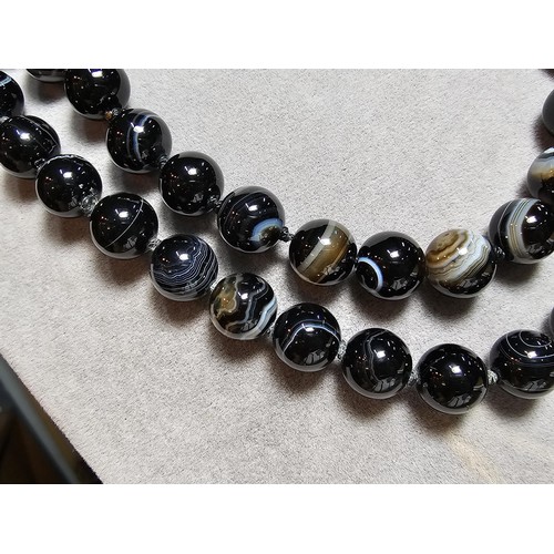 176 - A small quantity of good quality costume jewellery to include a good long banded agate beaded neckla... 