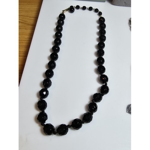 176 - A small quantity of good quality costume jewellery to include a good long banded agate beaded neckla... 