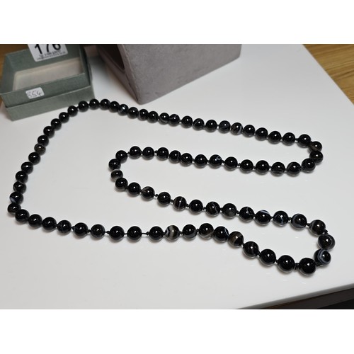 176 - A small quantity of good quality costume jewellery to include a good long banded agate beaded neckla... 