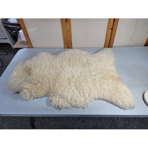 447 - Good quality vintage genuine sheepskin rug in good order measures 90cm by 62cm